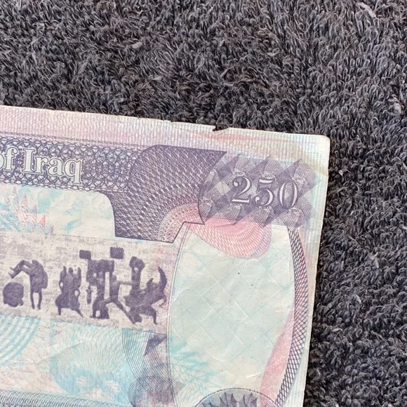 Iraq Circulated 250 Dinar Bank Note and a Circulated Honduran Paper Money Bill - Picture 7 of 13